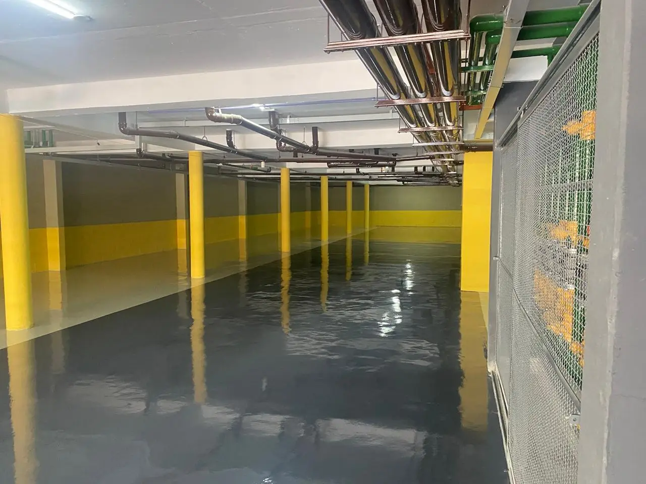 Revestimento de piso industrial multicamadas em estacionamento coberto