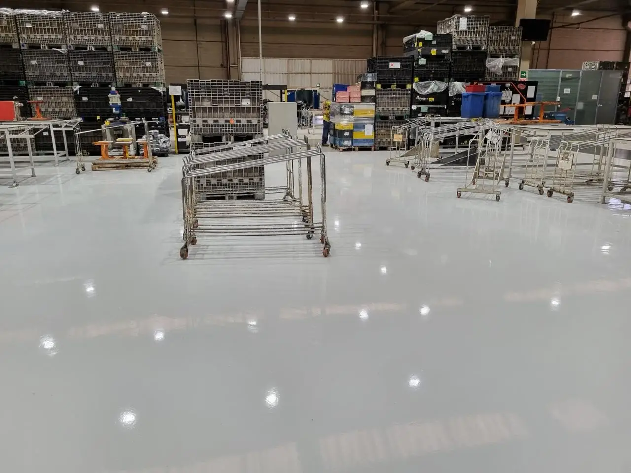 Piso industrial com pintura uretana em área de operação e armazenagem